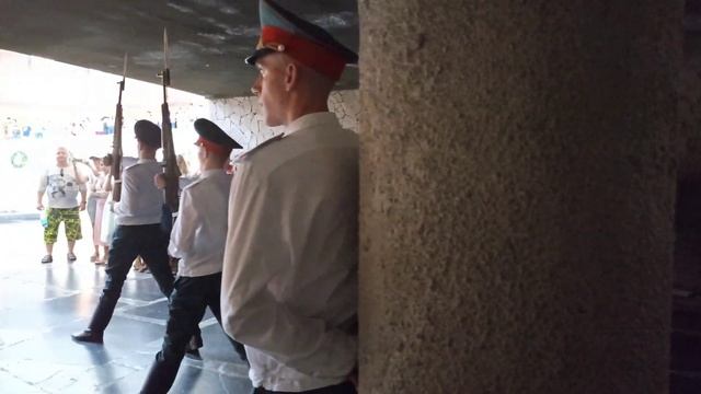 Смена Почётного Караула в Пантеоне Славы Мамаев Курган, Волгоград, 15 августа 2023 года, 17:00 часо смотреть онлайн