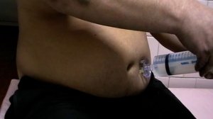 укол в живот шприцем жане