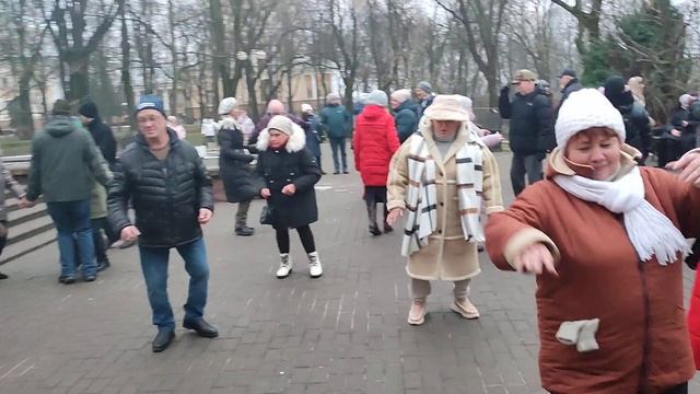 "НА ЛЫЖАХ"... звучит на танцполе в Гомельском парке...22.01.2023года. смотреть онлайн