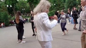ИНТЕРЕСНЫЙ МОМЕНТ! ТАНЦЫ В ПАРКЕ ГОРЬКОГО ХАРЬКОВ