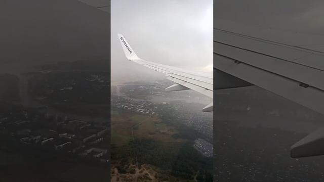 The plane is approaching Riga airport. Самолет подлетает к аэропорту Риги смотреть онлайн