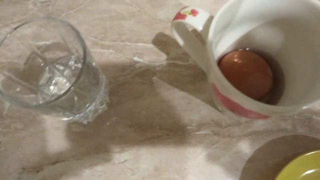 Как быстро почистить сваренное свежее яйцо от скорлупы. Лайфхак. Помощь на кухне смотреть онлайн