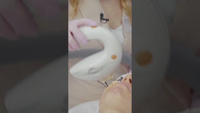 При проведении процедуры фотоомоложения на аппарате М22 кожа не травмируется #shorts смотреть онлайн