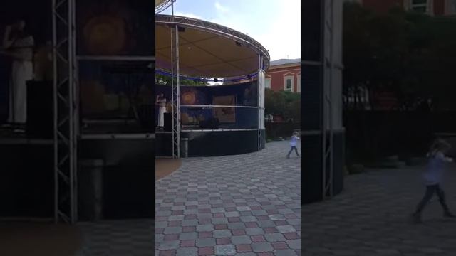 Девочка танцует под песню "Птица счастья завтрашнего дня" смотреть онлайн
