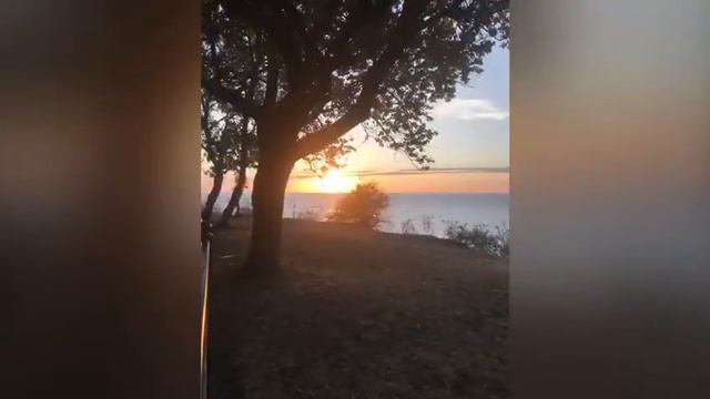 Непонятно летающие объекты на фоне заката солнце, 🙆 смотреть онлайн