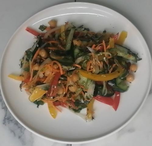 Тайский салат с нутом: витаминный, постный, сытный