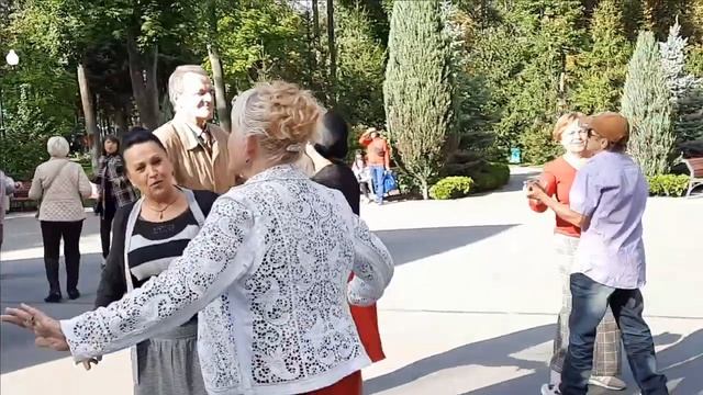 НЕЗАБУДКА...ПАРК ГОРЬКОГО,СЧАСТЛИВЫЕ МИНУТЫ смотреть онлайн