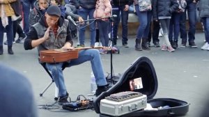 Уличный игрок на гитаре.  Необычная игра на гитаре.