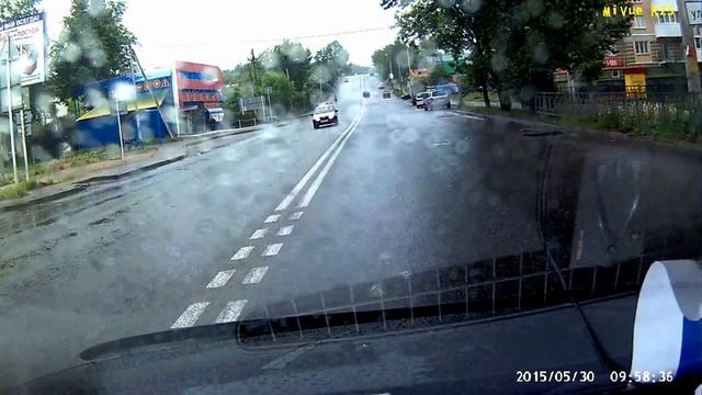 Наезжает на двойную сплошную линию разметки.2. смотреть онлайн