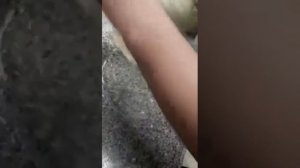 растягиваем тесто на пиццу руками.