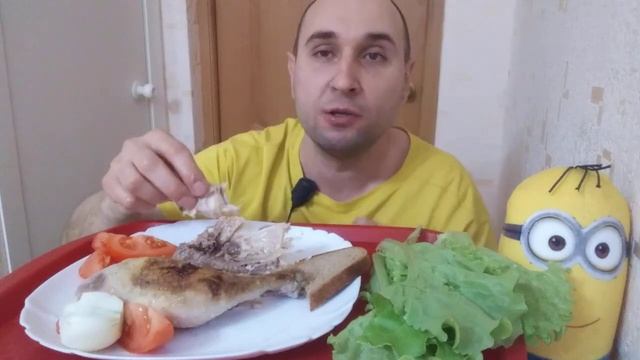 Мукбанг/обжор/жареная курица, листовой салат/помидоры, лук, чёрный хлеб/ смотреть онлайн