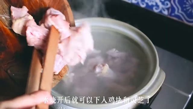 Stew a Ganoderma lucidum chicken soup for the family to drink смотреть онлайн