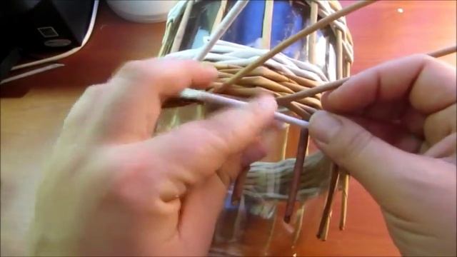 Корзинка с бабочками из газетных трубочек. урок 6. Плетение загибки. смотреть онлайн