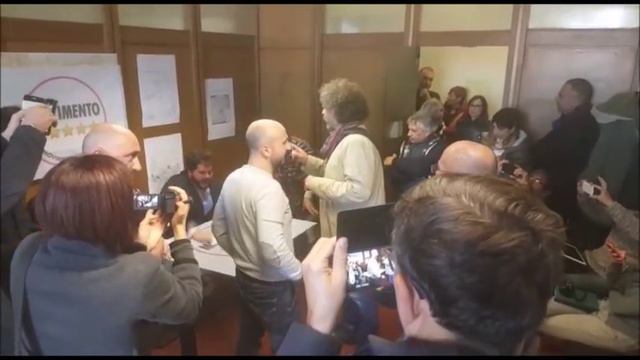Terni, tensione alle stelle tra lavoratori coop e M5s смотреть онлайн