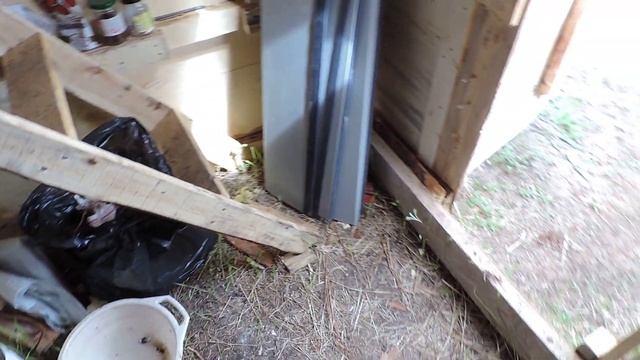 "СТРОИМ ДОМ В ДЕРЕВНЕ" Продолжаем строить туалет. Купили тару под воду с сюрпризом смотреть онлайн