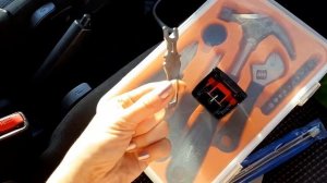 Как вытащить застрявшую заглушку  ремня безопасности. Ниссан Тиида