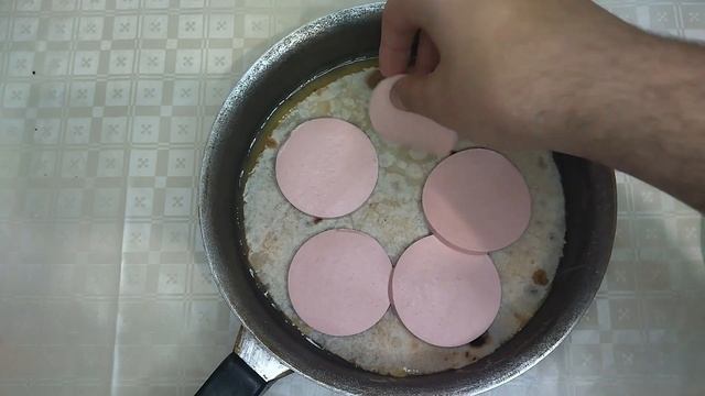 Готовит омлет с колбасой, вы попробуйте сами готовьте! смотреть онлайн