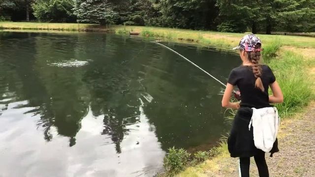 Ловись рыбка маленькая и большая / классная рыбалка с детьми смотреть онлайн