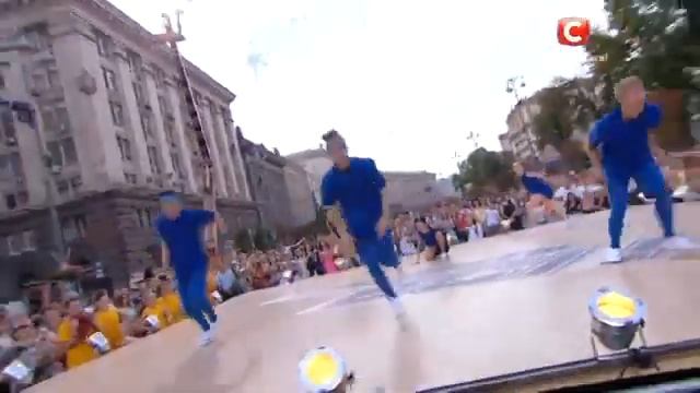 Танец команды синих.