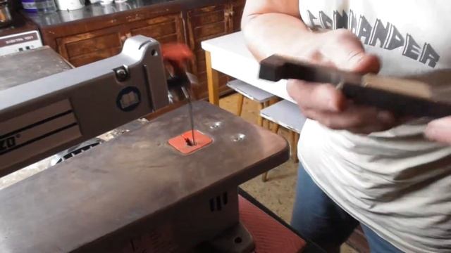 Отпиливание электролобзиком переда подставки(видео №344). смотреть онлайн