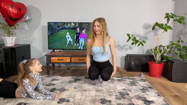 РУЛЕТКА ГИМНАСТИКА VS ТАНЦЫ // Соня Ту Си ПРОТИВ Мисс Николь // Gymnastic VS Hip Hop смотреть онлайн