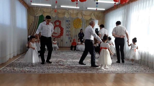 "Супер Танец с папами!" смотреть онлайн