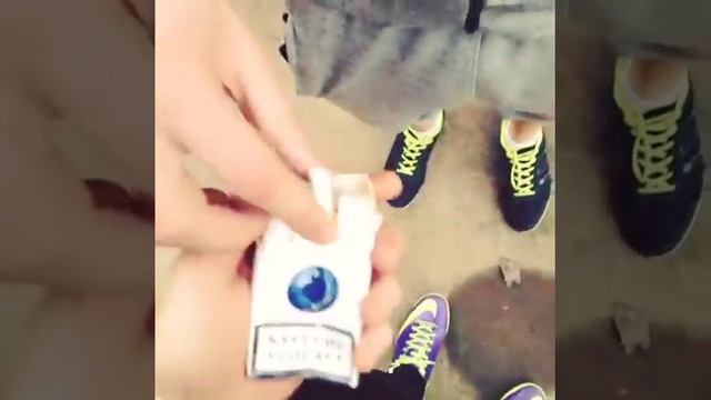 Тот момент, когда не хочешь давать дорогие сигареты. By Timik Koval (vine) смотреть онлайн