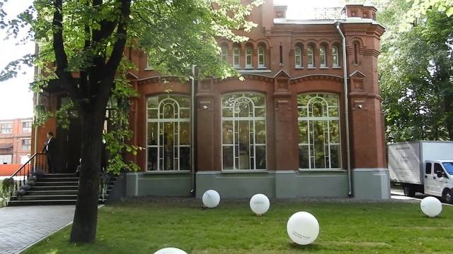 Отреставрированное здание бывшего завода "Водоприбор" - сейчас офис продаж ЖК "Серебряный фонтан" смотреть онлайн