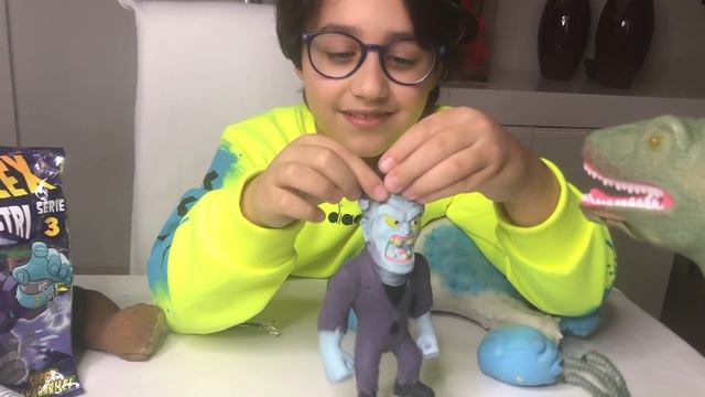 Francesco apre due bustine dei nuovi allungamostri serie 3 Monster Flex...giochi per bambini 🤖🤡 смотреть онлайн