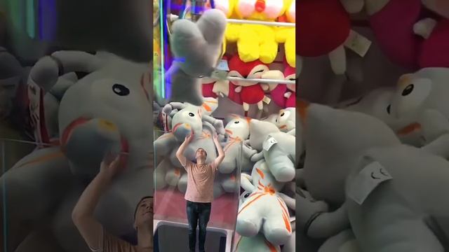 Выиграл ВСЕ игрушки в АВТОМАТЕ #китай #китайский #chinese смотреть онлайн
