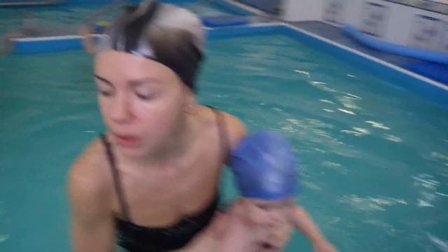А Ваша малышка умеет танцевать на воде?? Каролине 1,7 Плавание смотреть онлайн