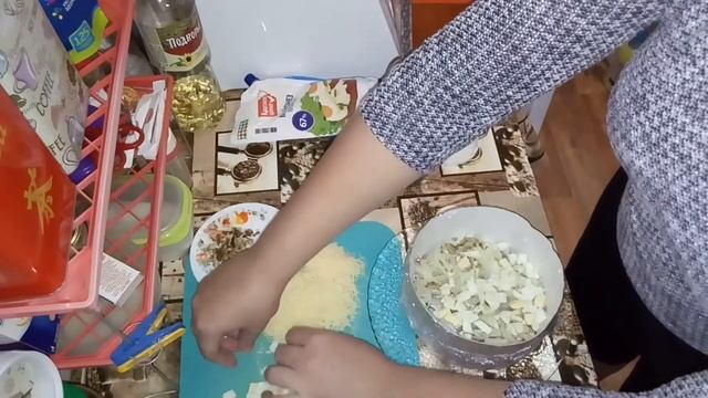 ПРАЗДНИЧНЫЙ САЛАТ С ВЕТЧИНОЙ, ГРИБАМИ И СЫРОМ смотреть онлайн