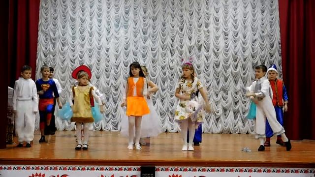 Танец "Новогодние игрушки" - 2 класс смотреть онлайн