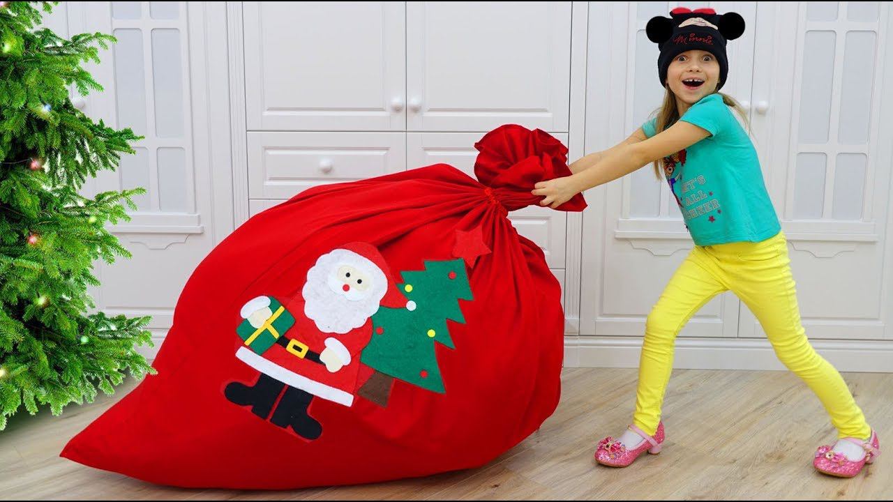 София разносит ПОДАРКИ и ИГРУШКИ для Детей на Рождество, Share Toys and gives presents for CHRISTMAS смотреть онлайн