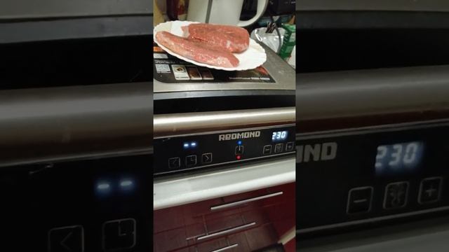 ? Стейк из говядины на Электрогриле REDMOND SteakMaster RGM-M809, как RGM-M821. смотреть онлайн