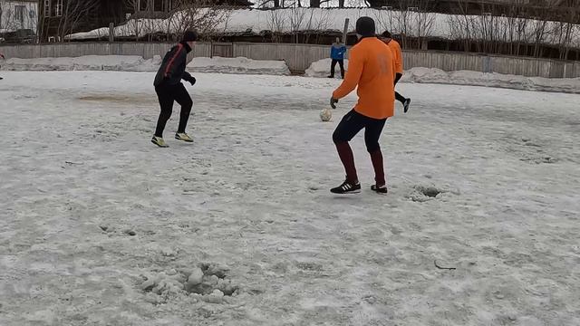 ПЕЛЬМЕНЬ ИГРАЕТ В ФУТБОЛ! ЗАБИЛ ГОЛ С ЦЕНТРА ПОЛЯ! смотреть онлайн