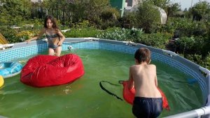 Мы купаемся с моей сестрой в саду в бассейне