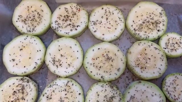 Кабачки запеченные под сыром. Очень вкусно! смотреть онлайн