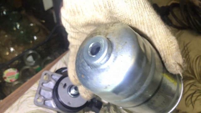 Замена дизельного топливного фильтра HYUNDAI IX35 CRDi. Replacing the fuel filter. смотреть онлайн