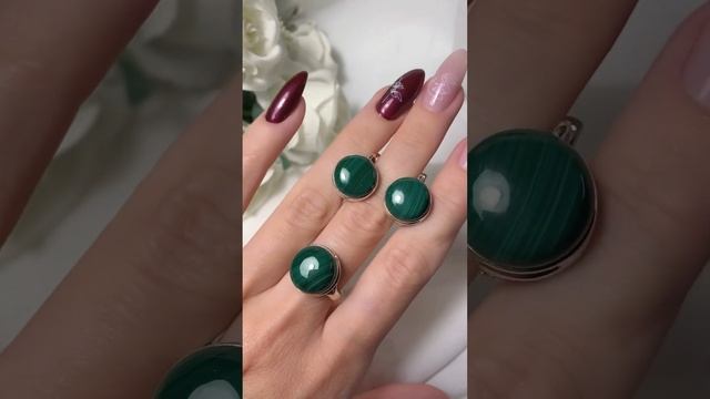 Прекрасный комплект с натуральным малахитом! смотреть онлайн