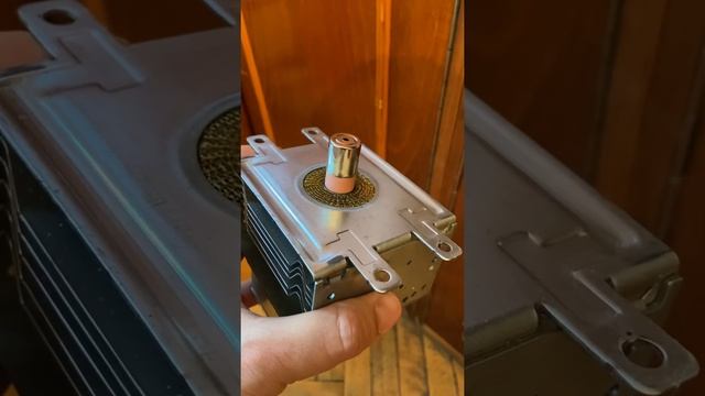 Искрит СВЧ. Колпачок магнетрона большего диаметра, чем нужно.