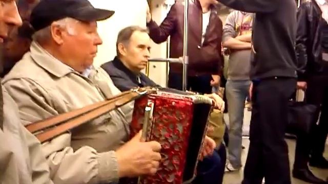 Мужик играет на баяне (аккордеоне) в метро кольцевая, москва смотреть онлайн