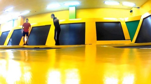 VLOG: БАТУТЫ | SkyPark | ЧУТЬ НЕ СЛОМАЛ СЕБЕ СПИНУ