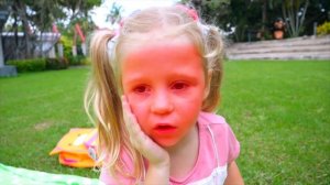 Настя и папа веселятся в аквапарке