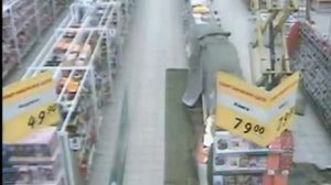 Пожар в Ленте Камера наблюдения сняла еще одно возгорание которое смогли потушить своими руками...