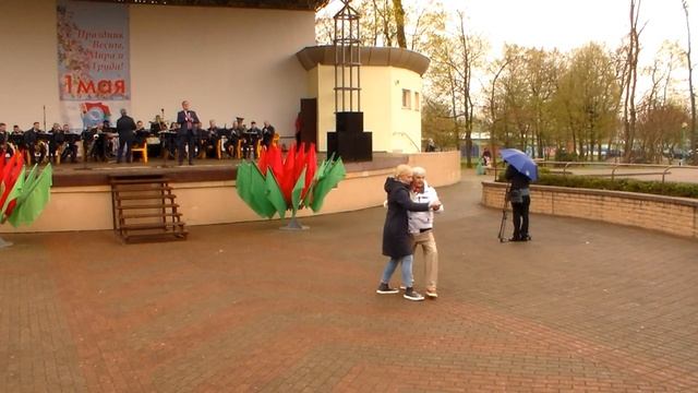 Они Кружили Под Грустную Песню, Не Замечая Дождя! смотреть онлайн