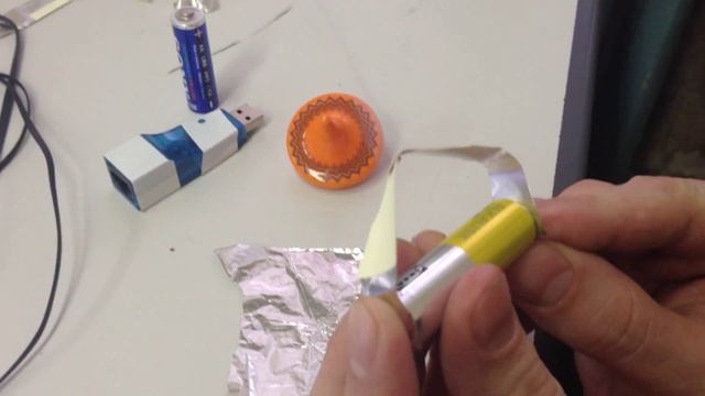 Lifehack - батарейка + фольга = огонь смотреть онлайн