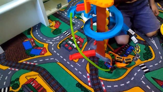Fisher-Price Thomas The Train Minis Twist-n-Turn Stunt Set смотреть онлайн