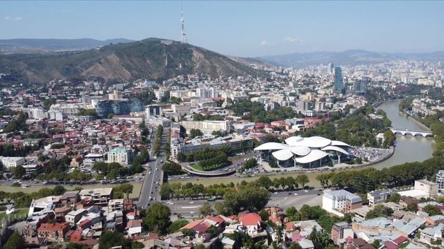 Грузия с высоты птичьего полёта - Собор Самеба в Тбилиси 🇬🇪 смотреть онлайн