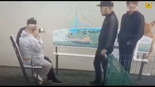 Женщины и мужчины справляют нужду на детской площадке смотреть онлайн